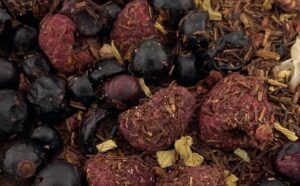 Une infusion gourmande, aux saveurs de fruits rouges et exotiques, équilibrée par la douceur du rooibos et la légèreté florale des fleurs de tournesol.