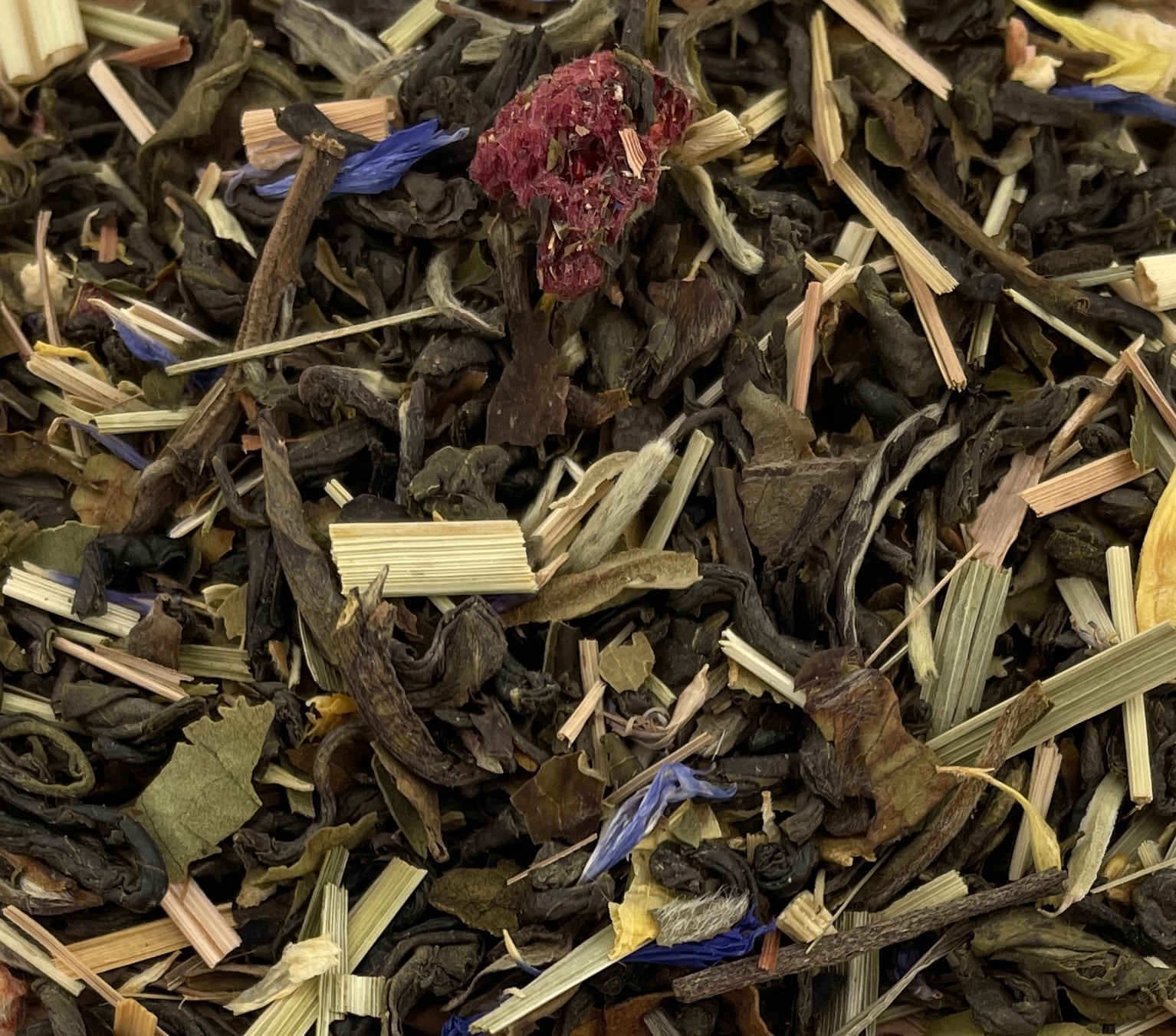 Une création raffinée autour du thé vert, qui combine l’élégance des feuilles fines, la vivacité des agrumes, la douceur de la framboise et un bouquet floral subtil.