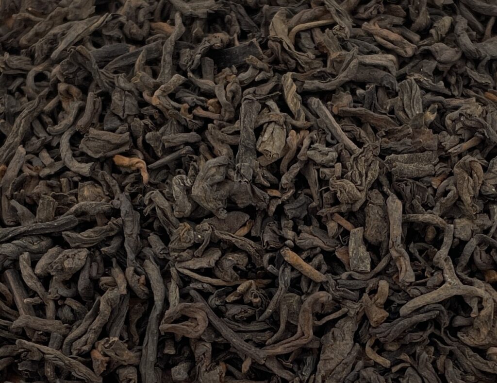 Issu d’une fermentation naturelle unique, le Pu’Erh développe avec le temps des arômes complexes (boisé et terreux) et une douce rondeur en bouche.