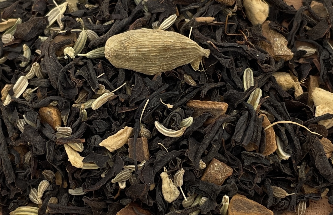 Laissez-vous emporter par les parfums envoûtants du Chai, ce thé noir épicé emblématique venu d’Inde.