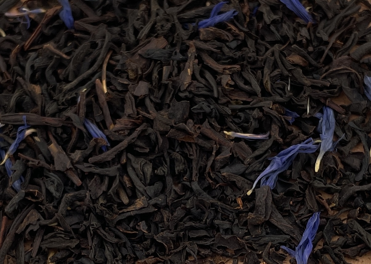 L’Earl Grey aux bleuets est un thé noir parfumé à la bergamote, ce qui lui donne un goût assez distinctif, un peu citronné et frais. L’ajout de bleuets vient équilibrer cette note agrume avec une douceur subtile et un arôme floral