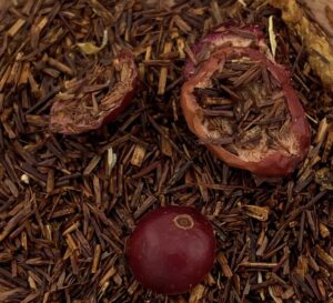 Ce rooibos naturellement sans théine marie la rondeur sucrée du rooibos sud-africain à l’acidité subtile de la canneberge.