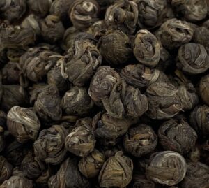 Thé vert de haute qualité parfumé naturellement aux fleurs de jasmin, issu de l’agriculture biologique.