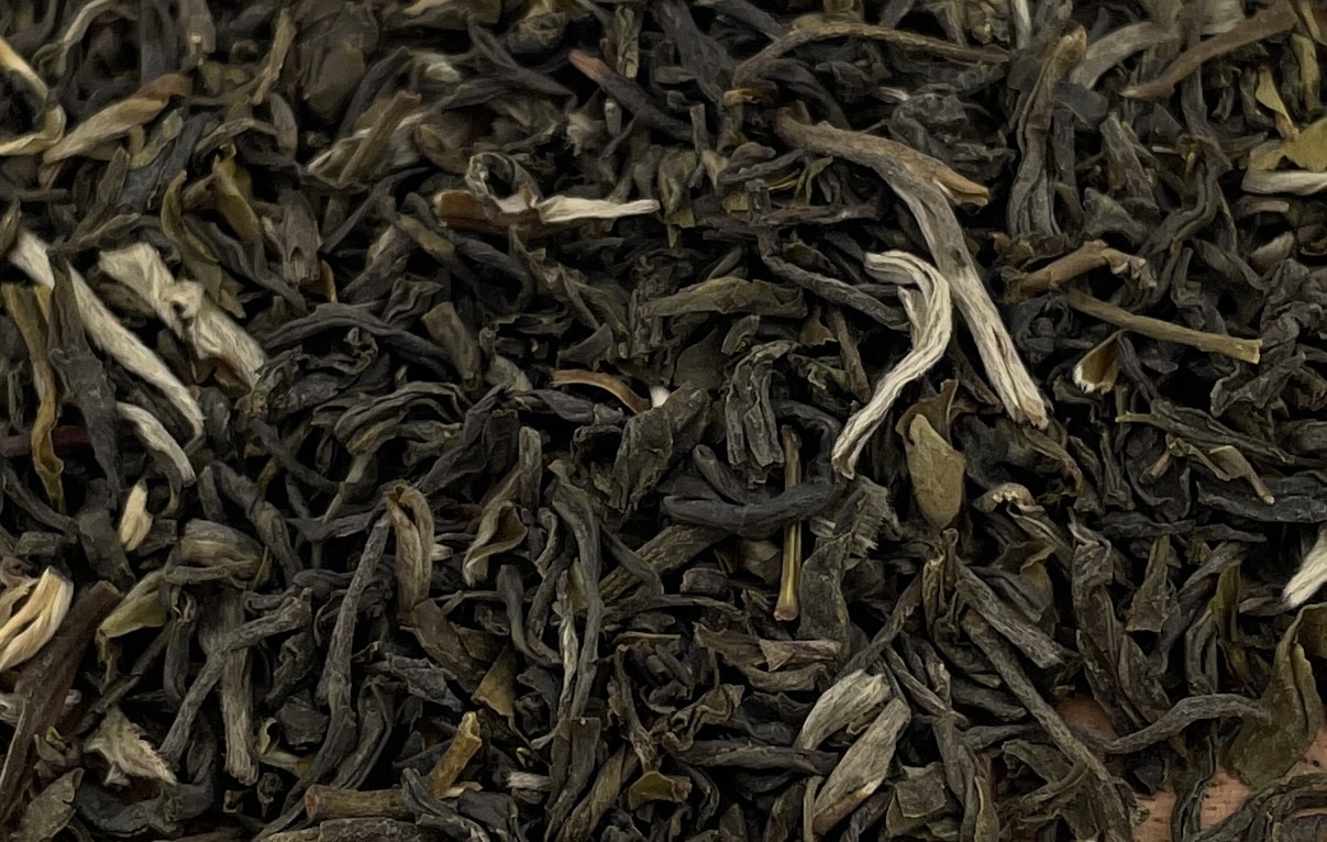 un thé vert chinois de très haute qualité, réputé pour son arôme floral intense, sa délicatesse