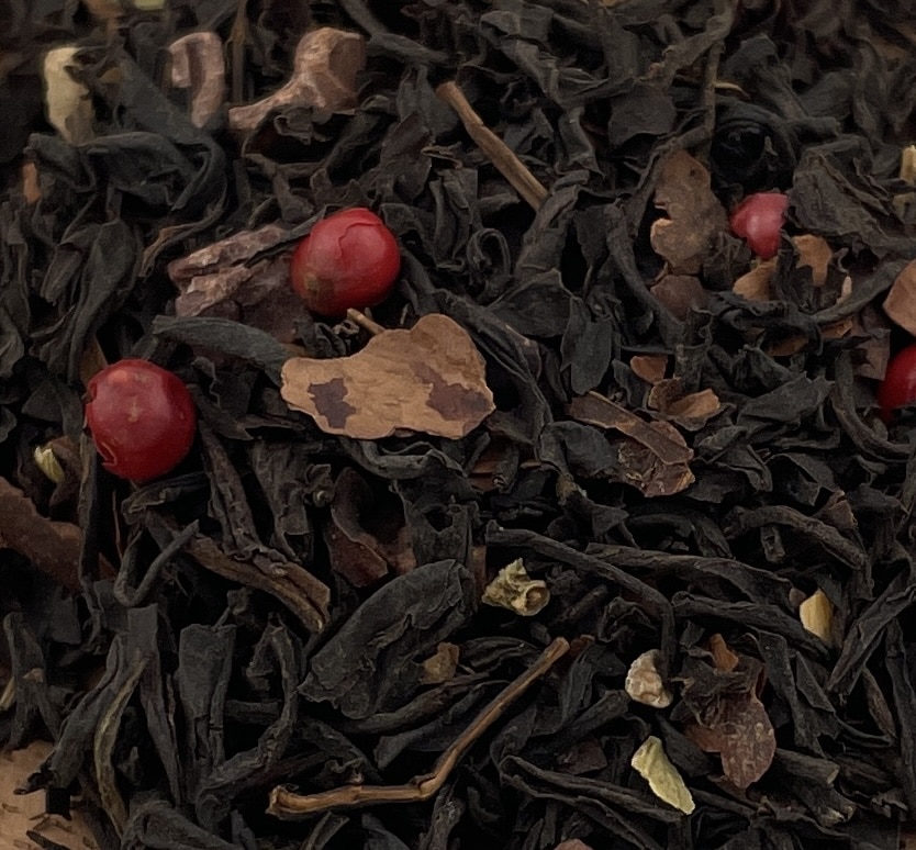 Plongez dans un voyage sensoriel où la profondeur du thé noir rencontre la gourmandise brute du grué de cacao et la chaleur envoûtante de la fève tonka.