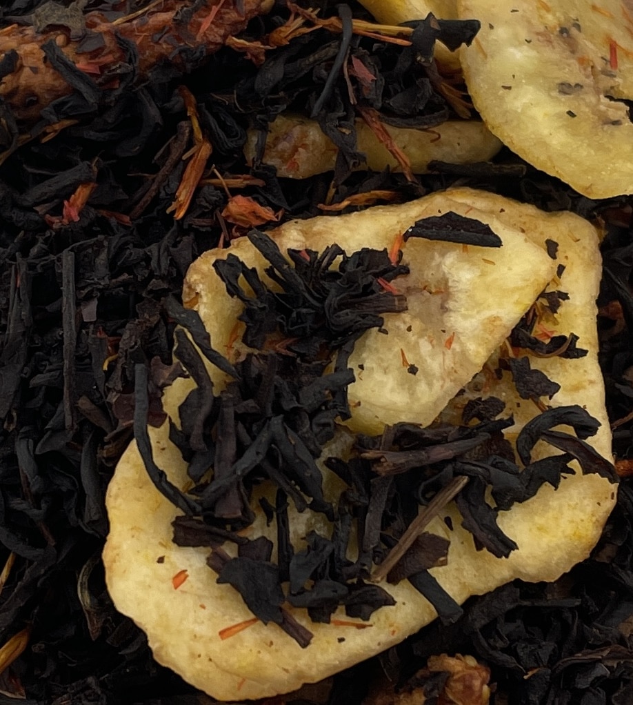 A la fois exotique par les chips de banane que les baies de goji et raffiné par les morceaux de fraise et les pétales de carthame.