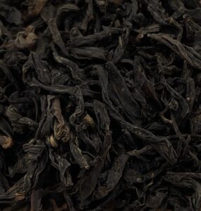 Thé noir dont les feuilles sont roulées et foncées ce qui donne une liqueur brillante de couleur ambre.