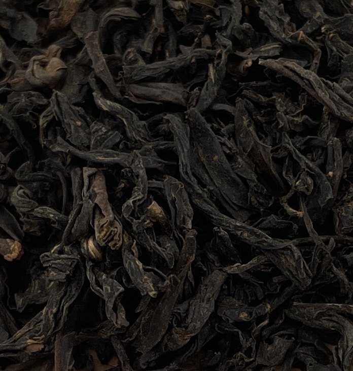 Thé noir dont les feuilles sont roulées et foncées ce qui donne une liqueur brillante de couleur ambre.
