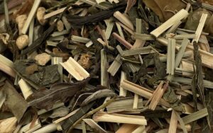 Mélange harmonieux qui associe la fraîcheur végétale du Thé vert Sencha à la délicatesse soyeuse du Thé Blanc Pai Mu Tan et qui s’enrichissent d’un accord vivifiant d’agrumes et d’épices.