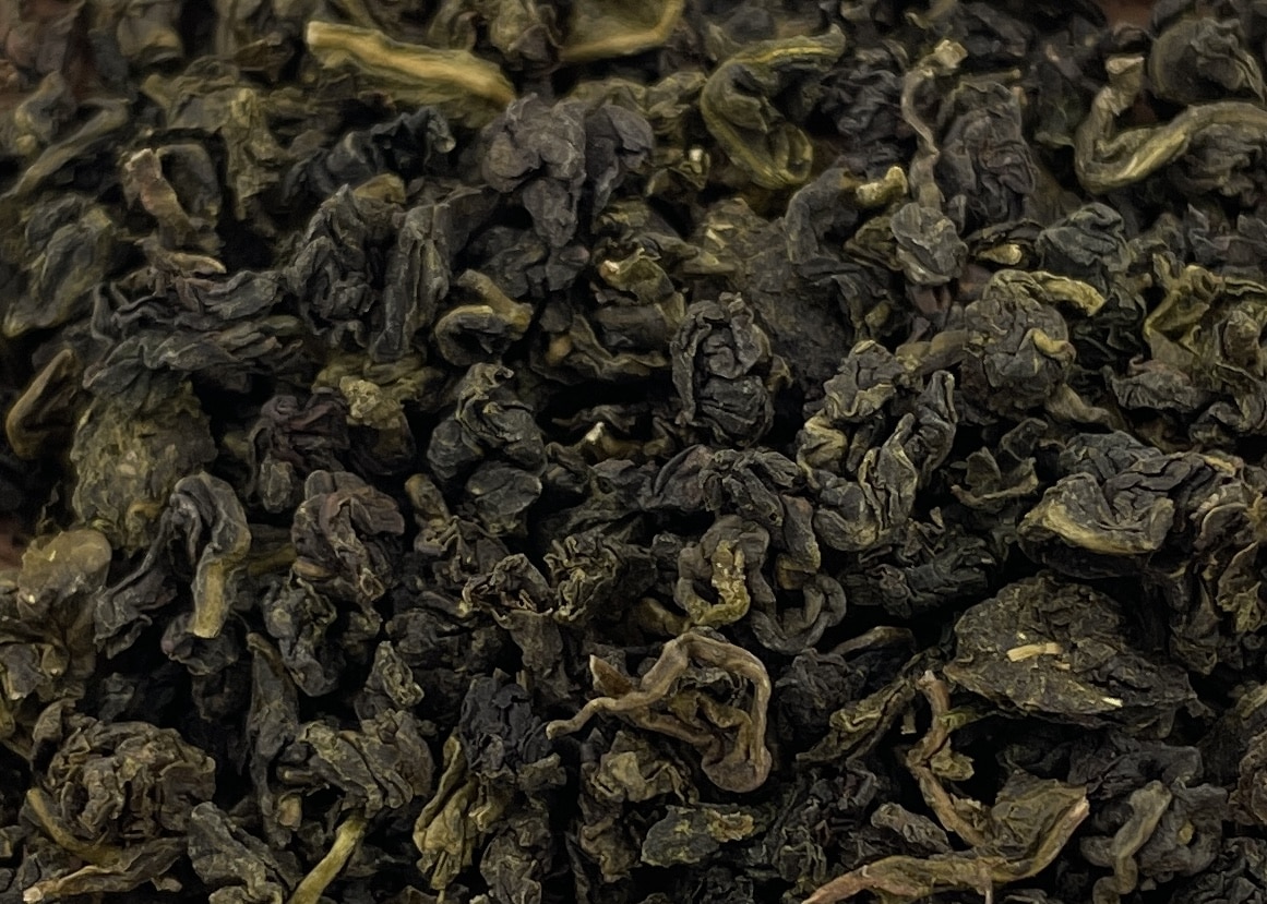 Oolong (ou wulong) célèbre et prestigieux de Chine. Particulièrement apprécié pour son équilibre subtil entre la fraîcheur florale, la douceur végétale et sa légère torréfaction.