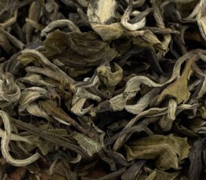 A l'infusion, ses feuilles libèrent des notes fraîches de fleurs blanches, de châtaigne et de fruit doux.