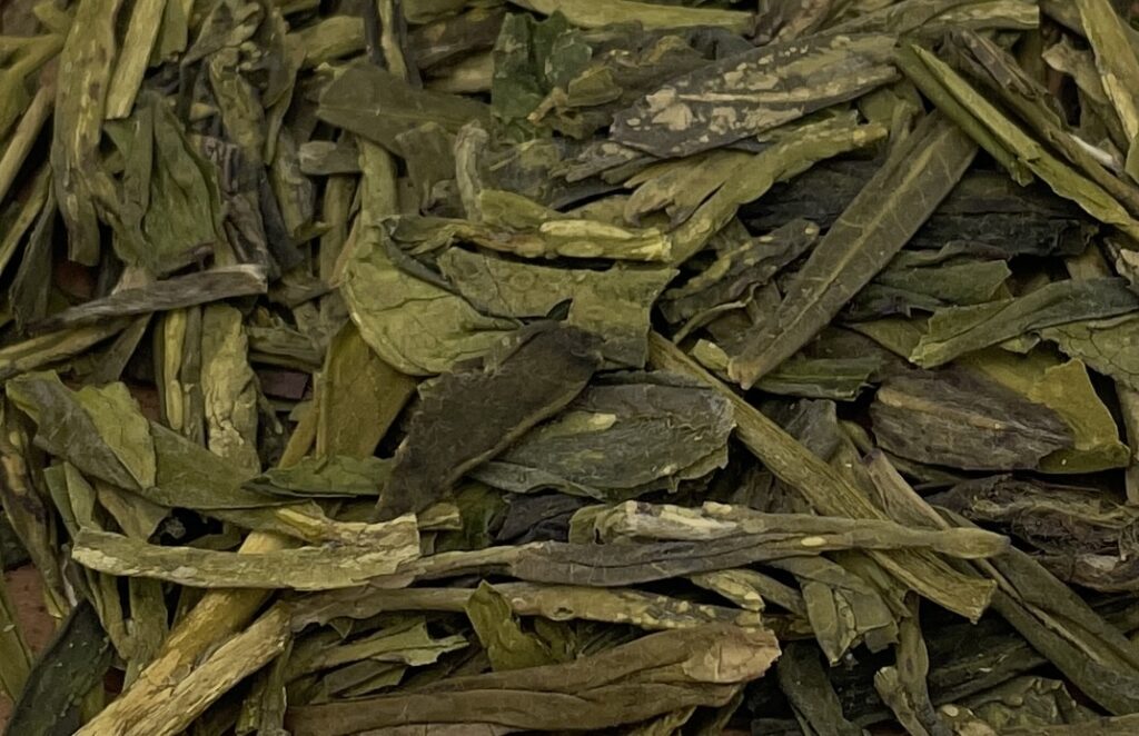 Thé vert Chinois célèbre et prestigieux, très apprécié pour son goût doux, végétal avec des notes de noisettes et son parfum délicat