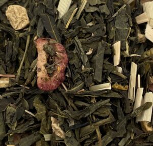 Thé vert de Chine où se mêlent les notes épicées du gingembre, la fraîcheur citronnée de la citronnelle et la douceur acidulée de la canneberge, relevées par la délicatesse florale des pétales de soucis aux vertus apaisantes.