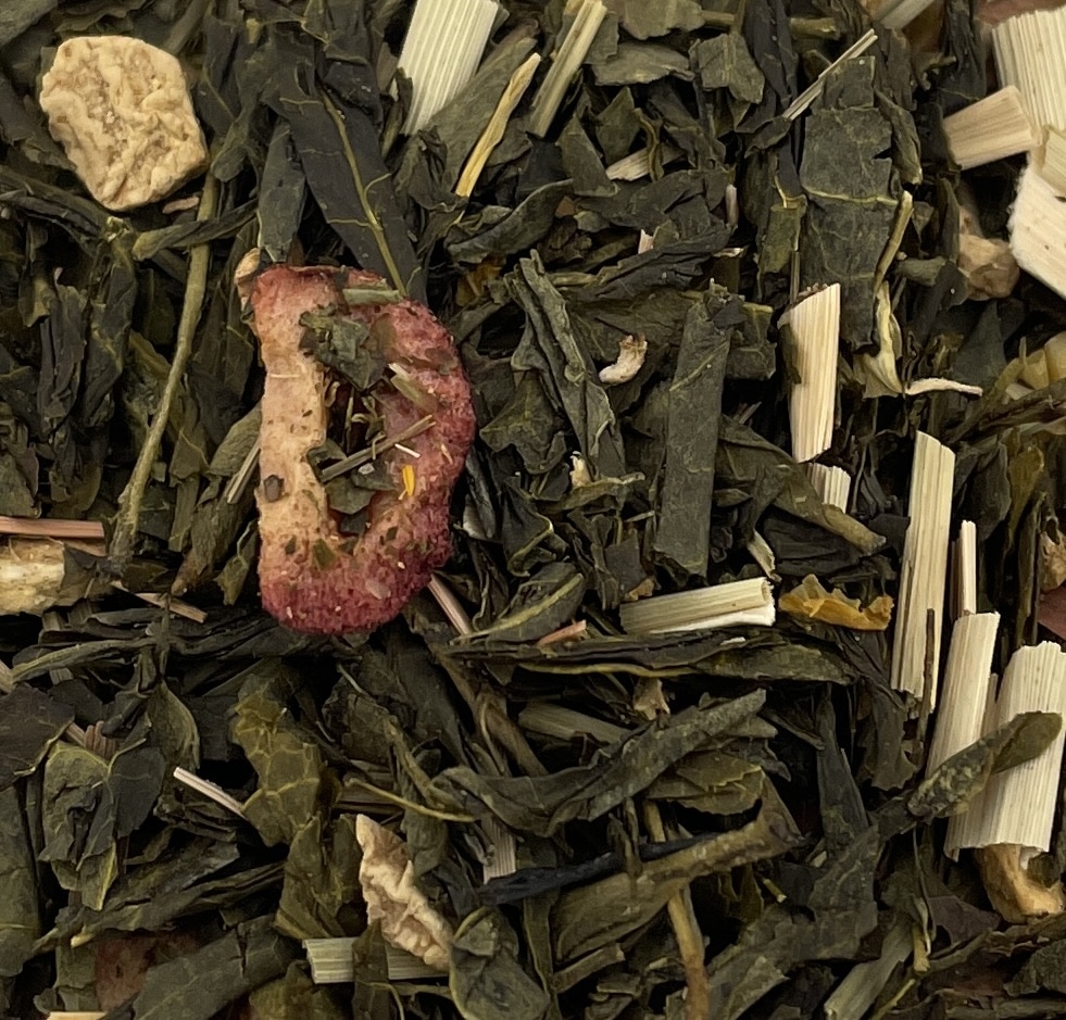 Thé vert de Chine où se mêlent les notes épicées du gingembre, la fraîcheur citronnée de la citronnelle et la douceur acidulée de la canneberge, relevées par la délicatesse florale des pétales de soucis aux vertus apaisantes.