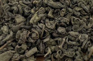 Thé semi-oxydé parfumé naturellement avec des fleurs d’Osmanthus originaire de Chine.